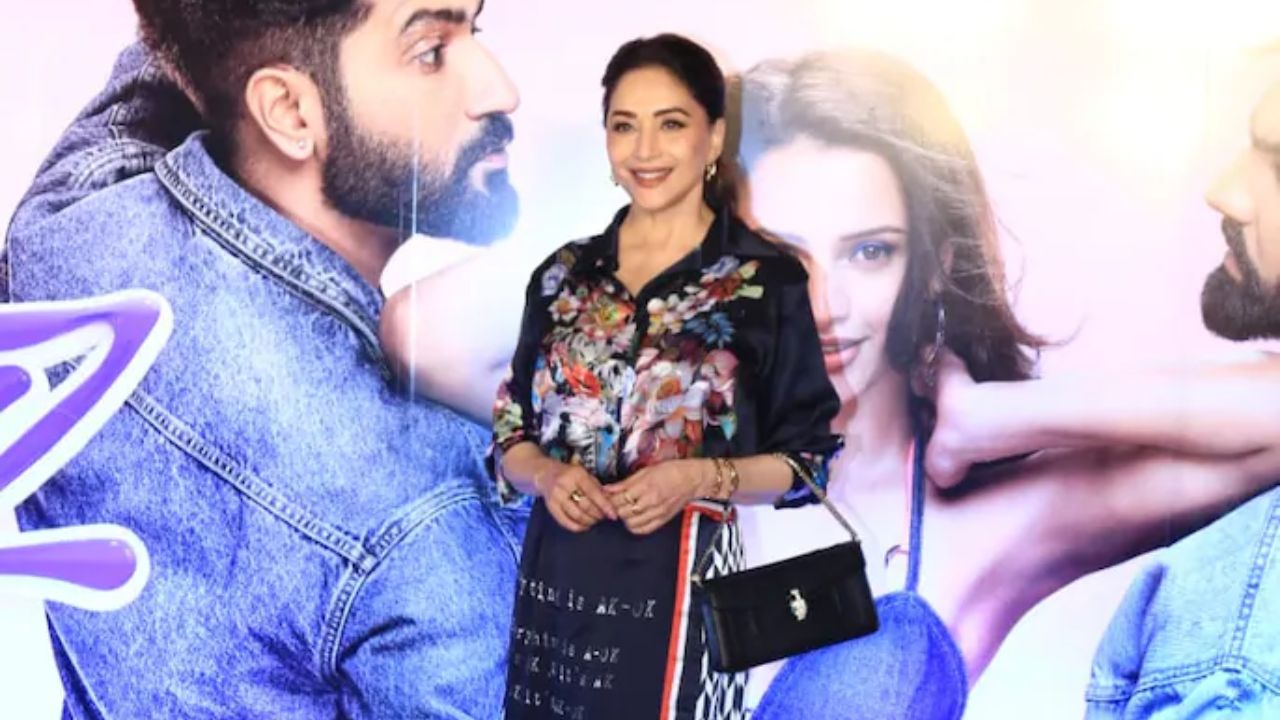 या कफ्तान स्टाईल लुकवर तिने मॅच करत काळ्या रंगाची स्लिंग बॅग आणि उंच हिल घातली होती. 
