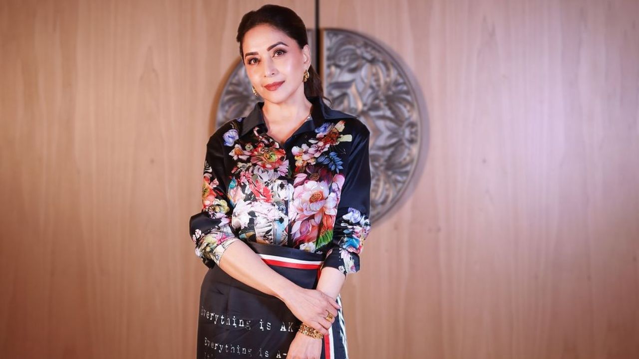 या लुकवर माधुरीने केस हाय पोनीटेलमध्ये बांधले होते. तसेच तिने गोल्डन कलरचे कानातले, होतात गोल्डन कलरचे ब्रॅसलेट घातले होते. 