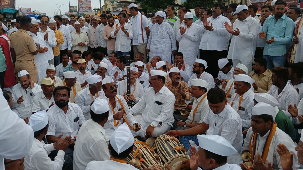 संत तुकोबारायांचा पालखी सोहळा न थांबल्याने उरुळी कांचन ग्रामस्थ आक्रमक; पुणे सोलापूर महामार्गावर ग्रामस्थांचा ठिय्या