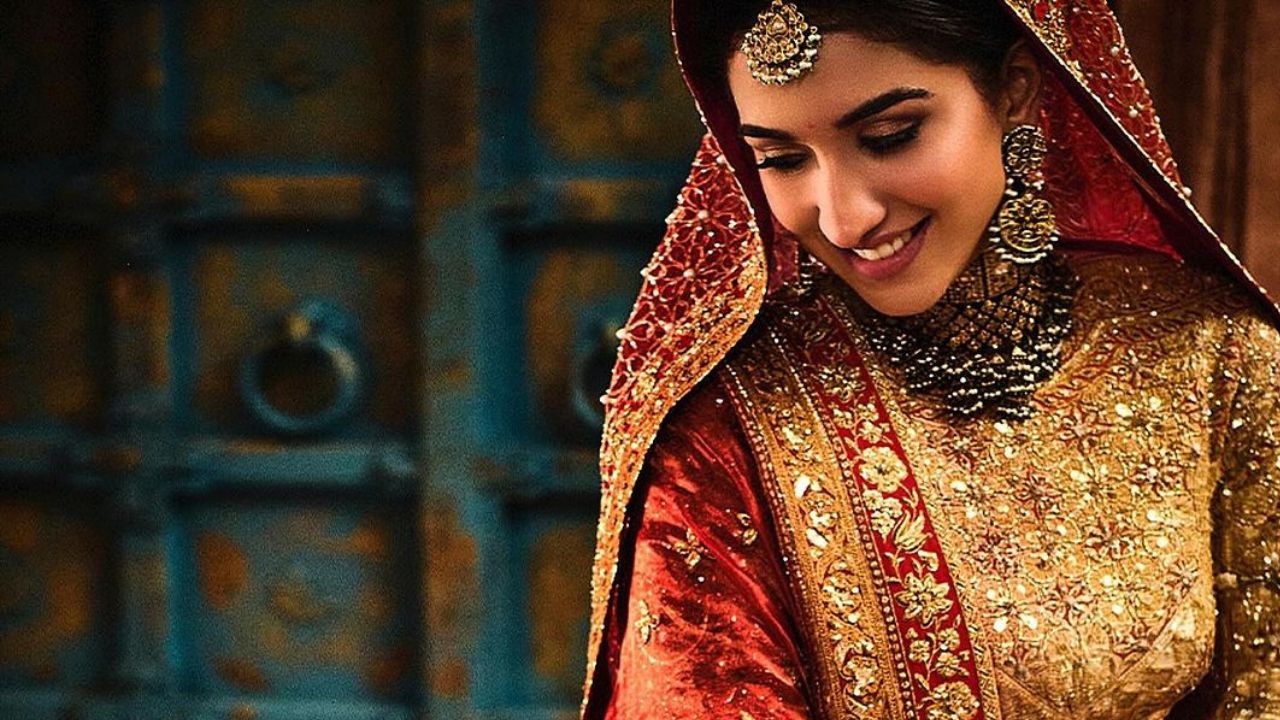 तसेच या लाल-सोनेरी लेहंग्यावर राधिकाने खूप साधा आणि सोपा मेकअप केला होता त्यामध्ये तिने फाउंडेशन, ब्लुश, आयशॅडोव आणि या सामग्रीचा वापर केला होता. ती या सगळ्यासह खूप मोहक आणि सुंदर दिसत होती. 
