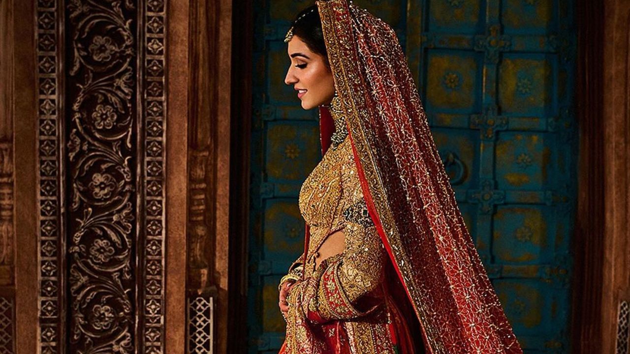 अनंत-राधिका हे दोघेही लग्नबंधनात अडकले आहेत त्यांच्या लग्न आधीचे सगळे सोहळे हे मोठ्या थाटामाटा आणि यशस्वी पार पडले आहेत. तसेच राधिकाचे विदाईचे फोटो समोर आले आहेत ज्यामध्ये ती चंद्रासारखी सुंदर दिसत आहे. 