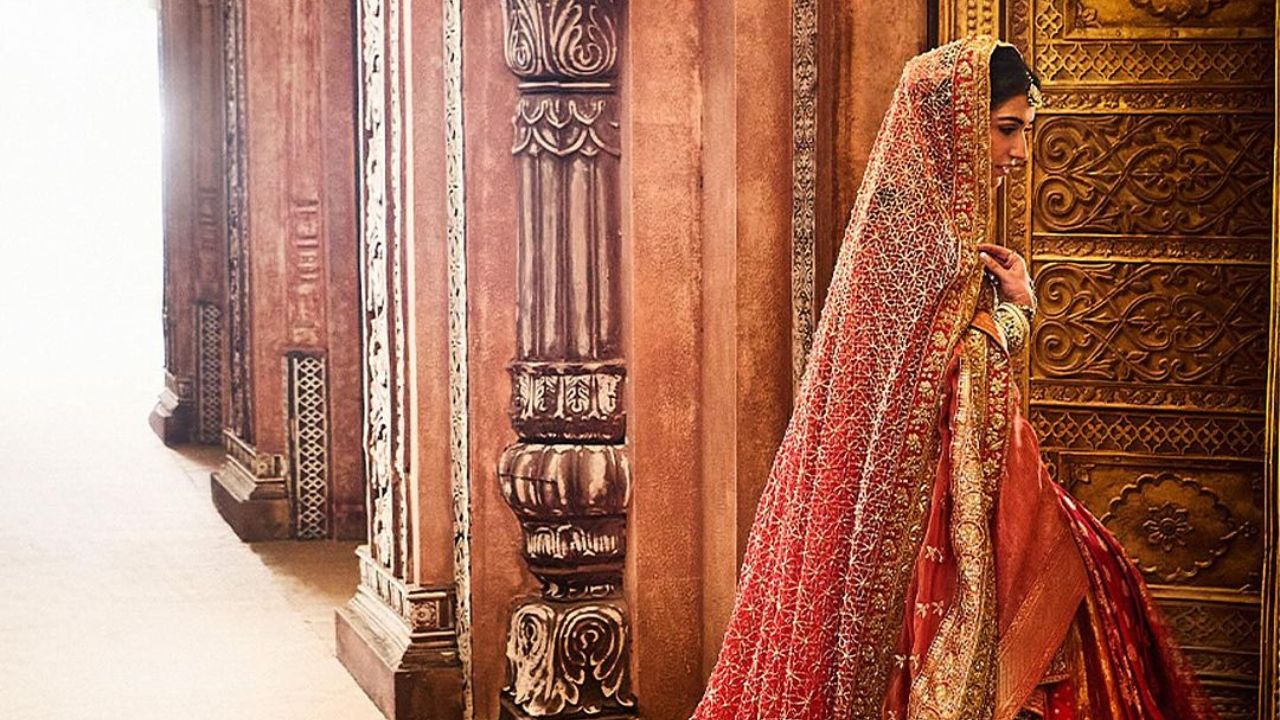 राधिकाचे हे फोटो पाहून कोणीही सहज घायाळ होऊ शकते असा पोशाख तिने परिधान केला आहे. राधिलकाने विदाईच्या वेळी फेमस फॅशन डिझायनर मनीष मल्होत्राचा खऱ्या सोन्याच्या धाग्याने सजवलेला सुंदर लाल रंगाचा लेहेंगा घातला होता. 
