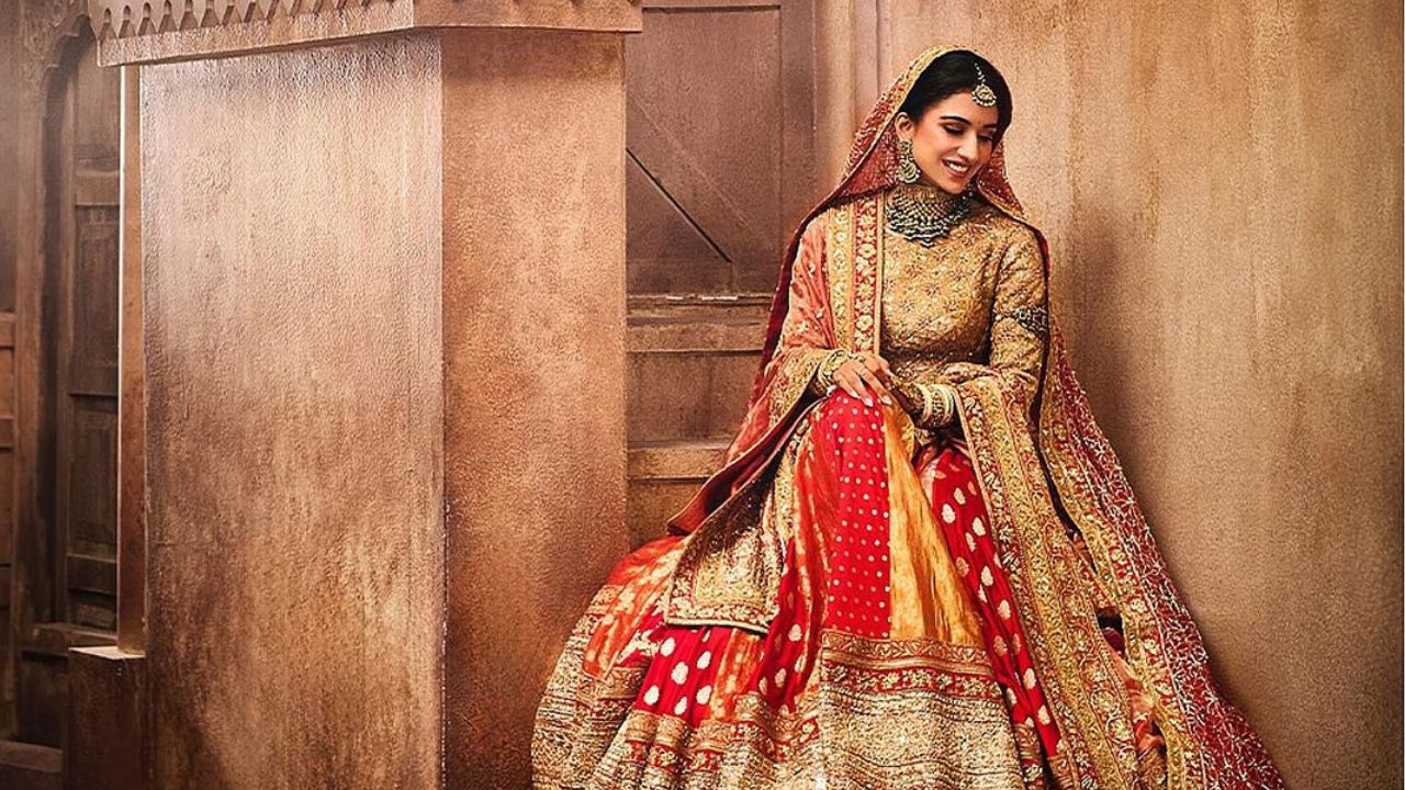 राधिकाने या विदाईच्या वेळी परिधान केलेल्या या लाल सिनेरी लेहेंग्याचे नक्षी काम हे खूप सुंदर आणि बनारसी होती. राधिकाने हा लुक अत्यंत पारंपरिक गुजराती पद्धतीत कॅरी केला होता. 