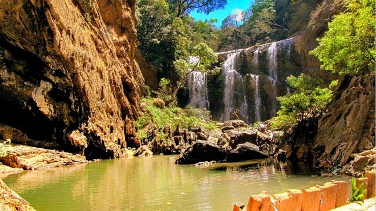 साथोडी फॉल्स कर्नाटकातील तिसरा आणि सर्वात सुंदर धबधबा म्हणजे सातोडी धबधबा. हा धबधबा सुमारे 50 मीटर उंचीवरून पडतो आणि अनेक प्रवाहांच्या मदतीने अधिक सुंदर बनतो. हा धबधबा दांडेलीजवळ आहे आणि इथले लोक त्याला नायगारा फॉल्स असेही म्हणतात. पर्यटकांना या धबधब्यात स्नानाचा आनंदही घेता येतो.