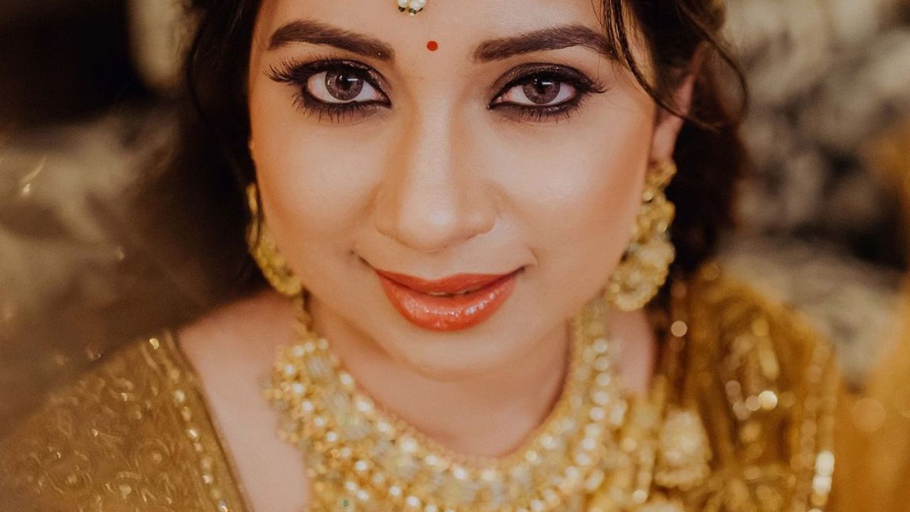 तिने या गोल्डन लेहंग्यावर एक छोटीशी लाल बिंदी लावली आहे. गोल्डन आयशॅडो, काजळ, मस्कारा आणि लाल लिपस्टीक लावून तिने तिचा गोल्डन लेहंगा लुक पूर्ण केला आहे. 
