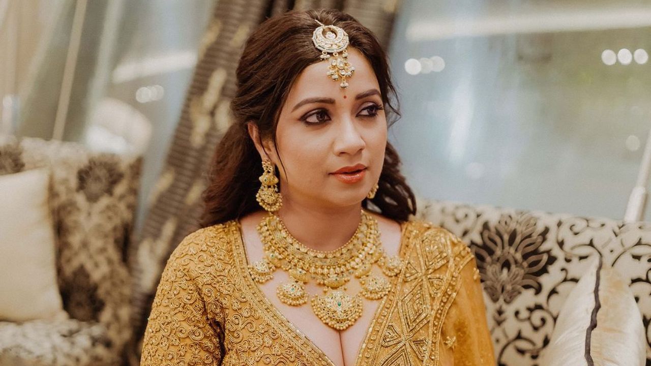 तिने केस अर्धे मोकळे सोडून छान अशी हेअरस्टाईल यावर केली आहे. तिने गोल्डन करलरचा मांगटिकाही लावला आहे. 