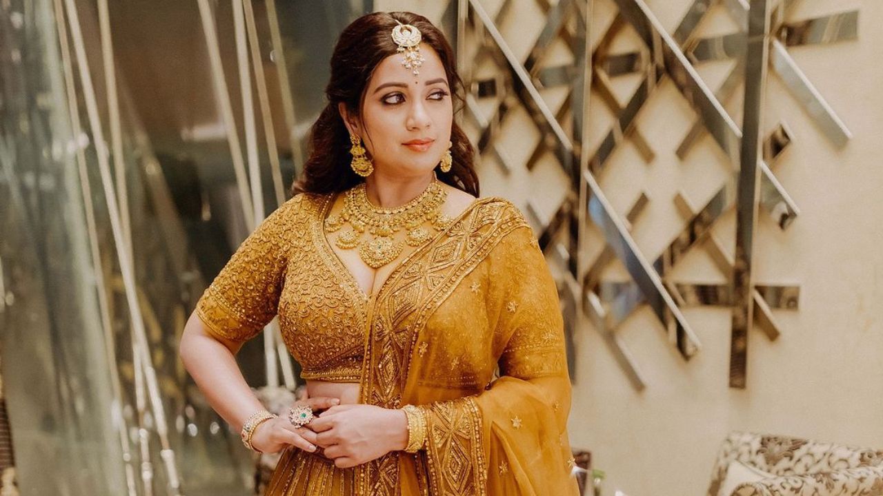 श्रेया घोषालच्या या गोल्डन लेहंगा लुकने चाहत्यांना भुरळ पडली आहे. रजनी गुप्ता डीझाईनरचा आऊटफिट तिने घातला आहे. 
