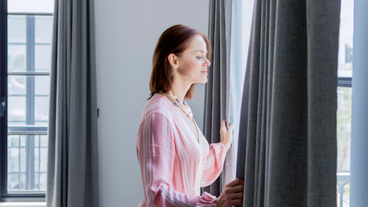 आर्द्रता टाळण्यासाठी Smart curtains and blinds खूप उपयुक्त ठरतील. तुम्ही तुमच्या सोयीनुसार Smart curtains and blinds शेड्यूल करू शकता. 