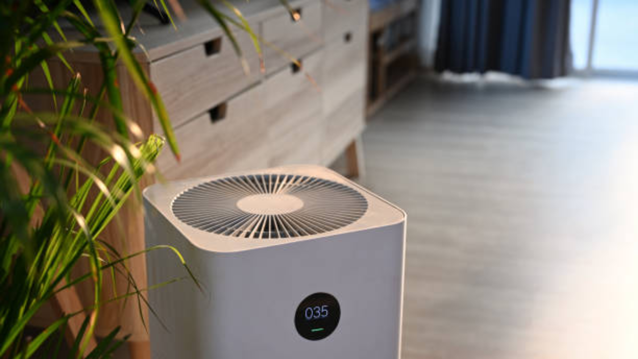 आर्द्रता टाळण्यासाठी आपण Smart dehumidifier वापरू शकतो. Smart dehumidifier वाय-फायशी कनेक्ट करता येते. त्यामुळे तुम्ही तुमच्या गरजेनुसार घरातील वातावरण नियंत्रित करू शकता. 