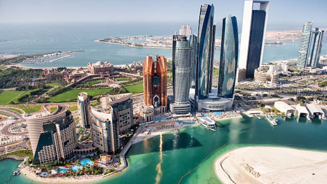 UAE: संयुक्त अरब अमिरातीमध्ये नागरिकांकडून कोणत्याही प्रकारचा वैयक्तिक कर घेतला जात नाही. या ठिकाणी सरकार अप्रत्यक्ष कर वसूल करते. या देशाची अर्थव्यवस्था तेल वाहतूक आणि पर्यटनावर चालते. 