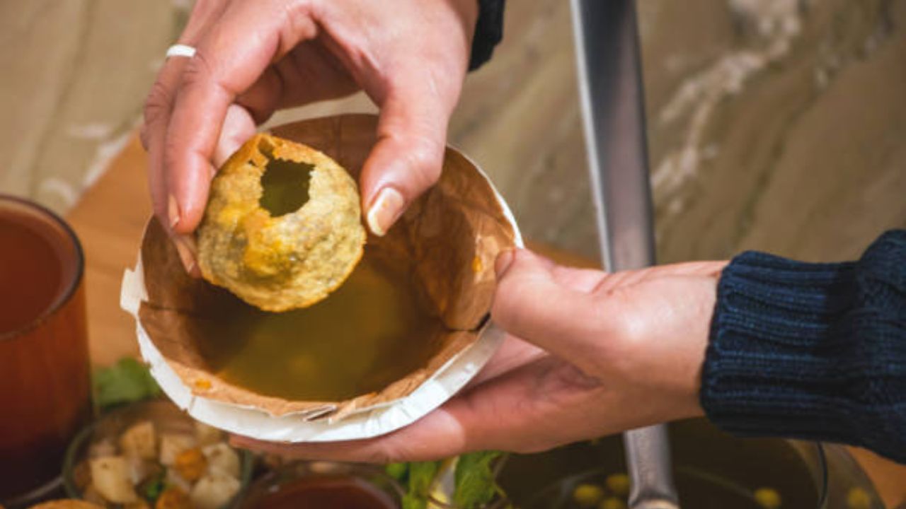 जगभरात सगळीकडे पाणीपुरी हा पदार्थ प्रसिद्ध आहे. पाणीमधील तिखट पाणी अनेकांना आवडते. पण पावसाळ्याच्या दिवसांमध्ये पाणीपुरी बनवण्यासाठी वापरलेले पाणी स्वच्छ नसेल तर आरोग्य बिघडण्याची शक्यता असते.