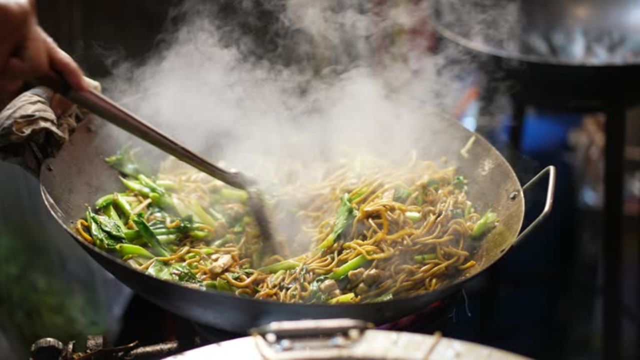 रस्त्याच्या बाजूला छोट्या जागेत अनेक लोक चायनीज पदार्थ बनवून विकतात. पण पावसाळ्यात रस्त्यावर बनवले जाणारे चायनीज खाऊ नये.