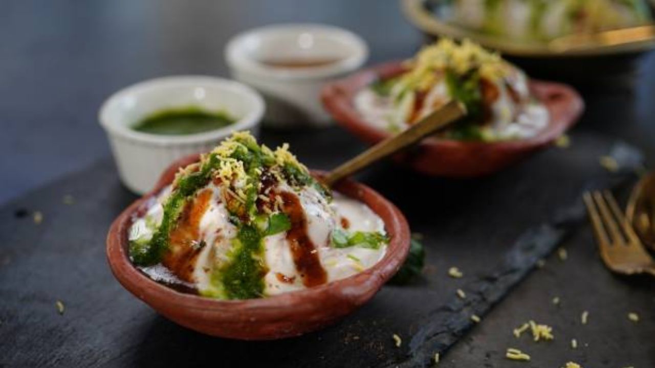 दही वडा हा पदार्थ सगळ्यांचं आवडतो. पण पावसाळ्यात हा पदार्थ खाऊ नये. स्ट्रीट फूड म्हणून बाजारात उपलब्ध असलेला दही वडा वातावरणातील आद्रतेमुळे खराब होऊ शकतो.