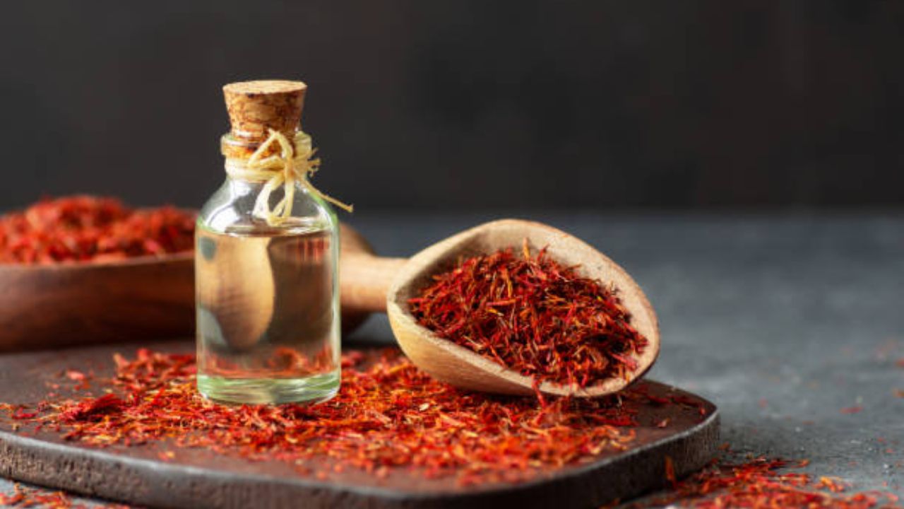 हृदय निरोगी ठेवण्यासाठी दुधात किंवा पाण्यात केशर टाकून प्यावे. यामुळे शरीरातील खराब कोलेस्ट्रॉल कमी होऊन रक्तदाब नियंत्रणात राहतो. 