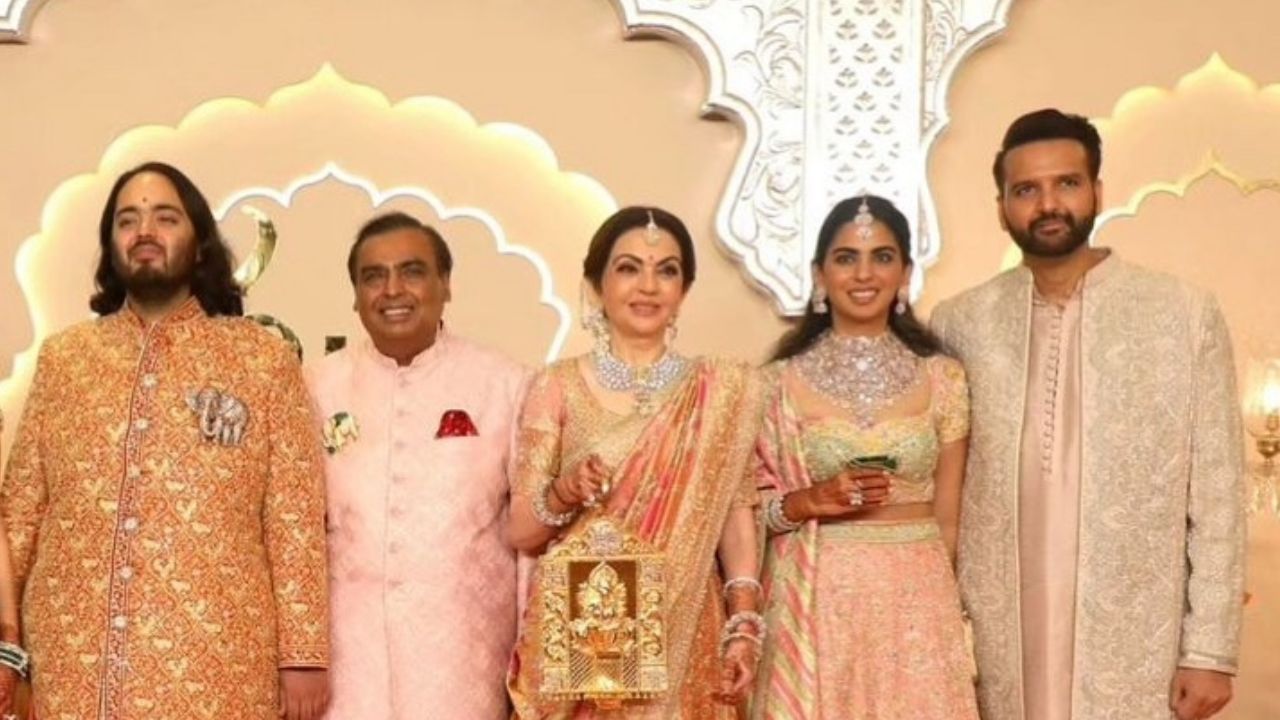 अनंत अंबानीच्या शेरवानीवर हत्तीची किंमत १४ कोटी रुपये 