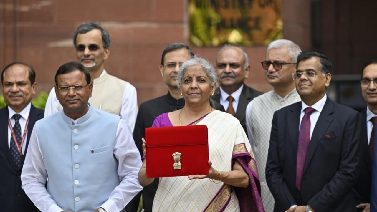 Union Budget 2026: ज्येष्ठ नागरिकांना मिळणार मोठा दिलासा? करसवलत आणि व्याजदर बदलाची शक्यता