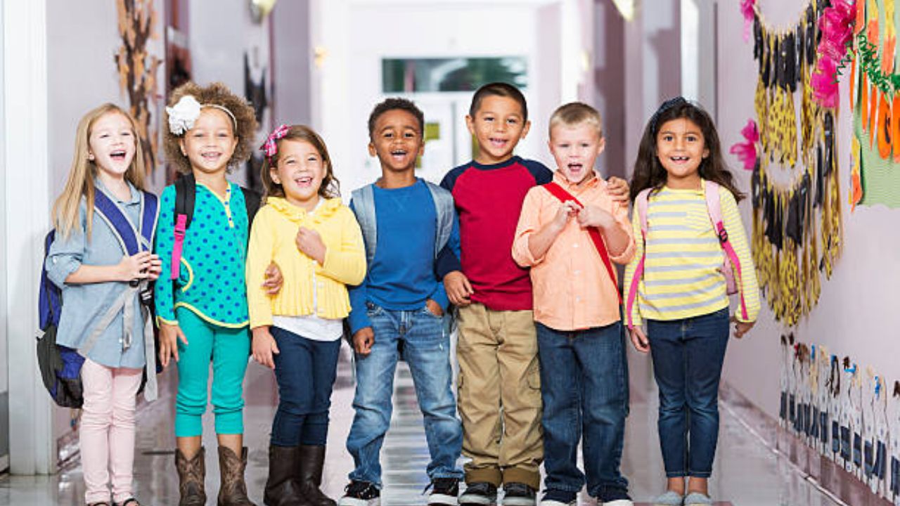 लहान मुलांचा हट्टीपणा कमी करण्यासाठी 'या' टिप्स फॉलो करा