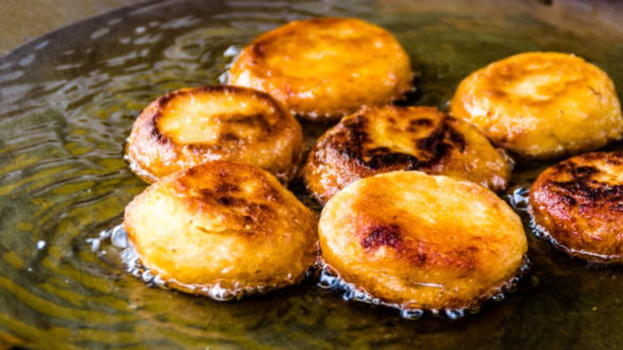 पावसाळ्यात चाट पदार्थ खायला सगळ्यांचं आवडतात. आलू चाट किंवा इतर चाटमधील पदार्थ खाल्ल्याने आरोग्य बिघडू शकते. चाट बनवताना जर स्वच्छतेची योग्य ती काळजी घेतली नाही तर आरोग्य बिघडू शकते.