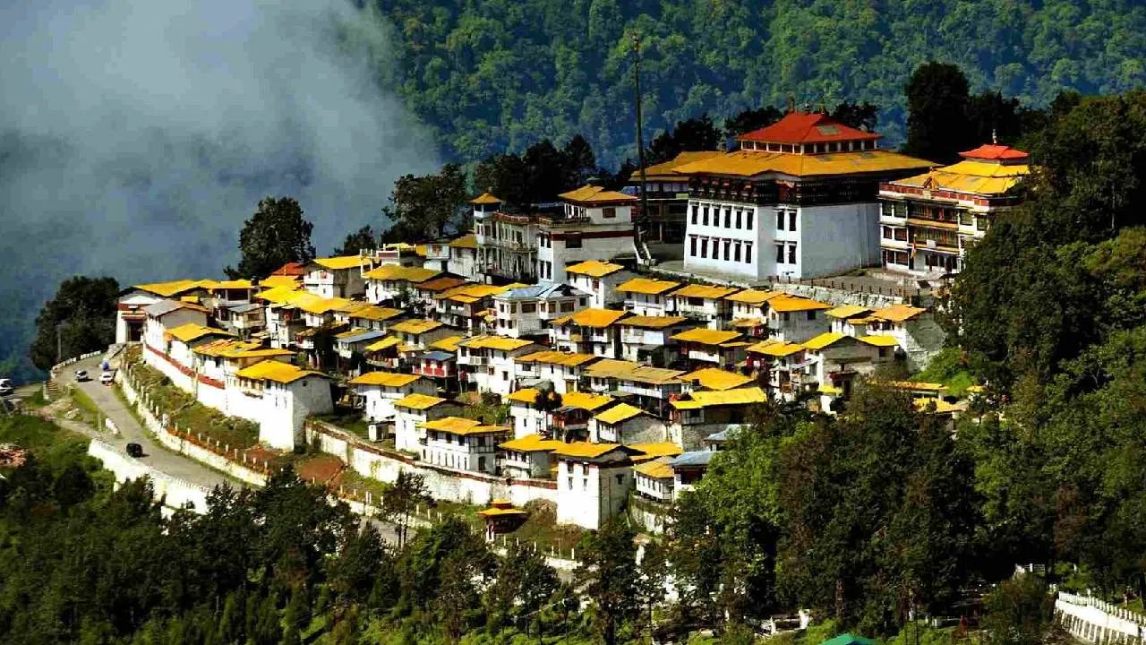 तसेच गुवाहाटी ची तवांग ट्रिप देखील एक चांगला पर्याय आहे.  हे रोड ट्रिपसाठी एक छान डेस्टिनेशन आहे.