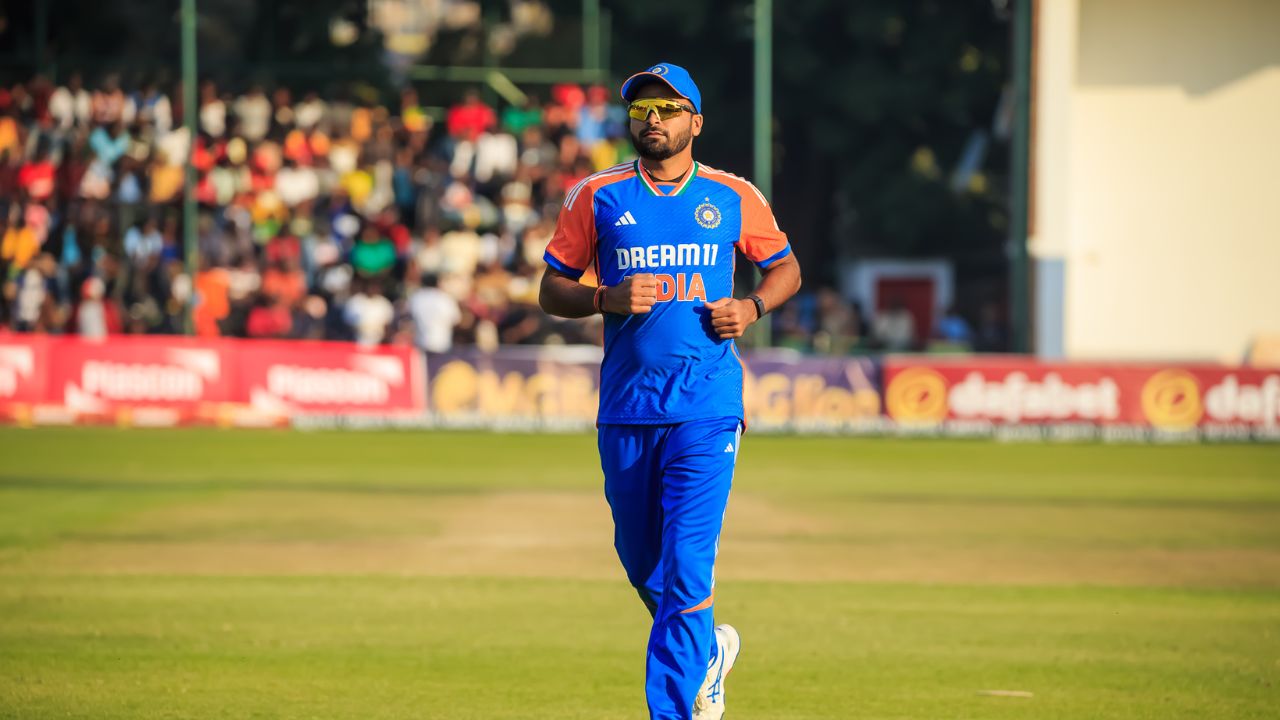 भारताचा वेगवान गोलंदाज मुकेश कुमारने त्याच्या करियरची सर्वात्तम गोलंदाजी शेवटच्या सामन्यामध्ये केली. यावेळी त्याने ३.३ ओव्हरमध्ये २२ रन देत ३ विकेट्स घेतल्या आहेत. 