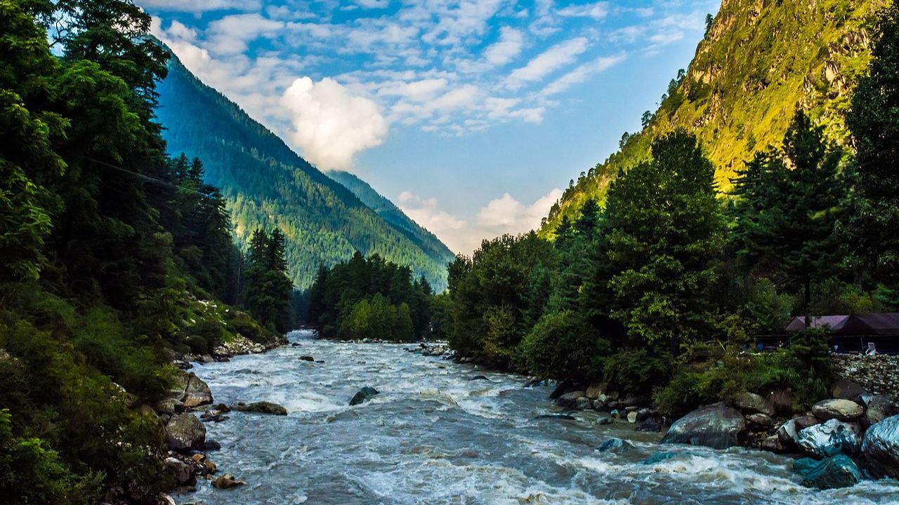 तसेच हिमाचल मधील कसोल हे देखील नयनरम्य ठिकाण रोड ट्रिपसाठी बेस्ट आहे. 