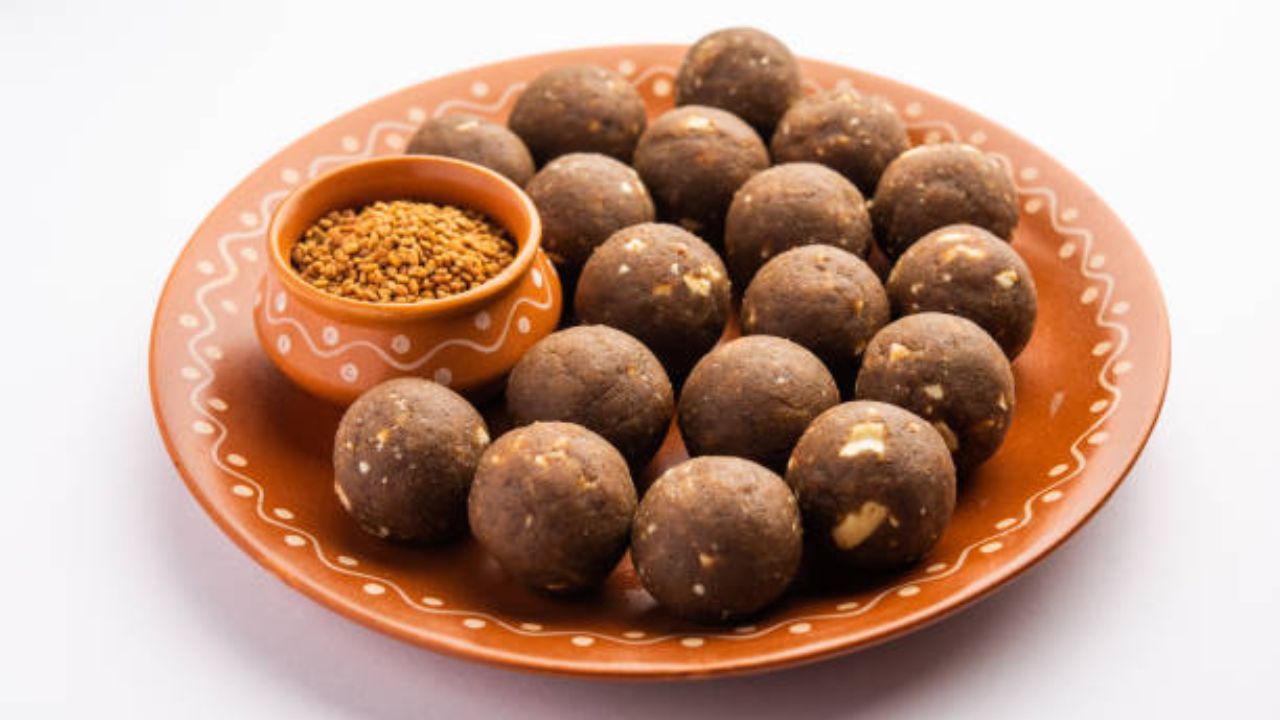 नाचणीच्या पीठापासून तुम्ही साखर गुळाचा वापर न करता लाडू बनवू शकता. हे लाडू मधुमेहचा त्रास असलेलं रुग्ण देखील खाऊ शकतात.