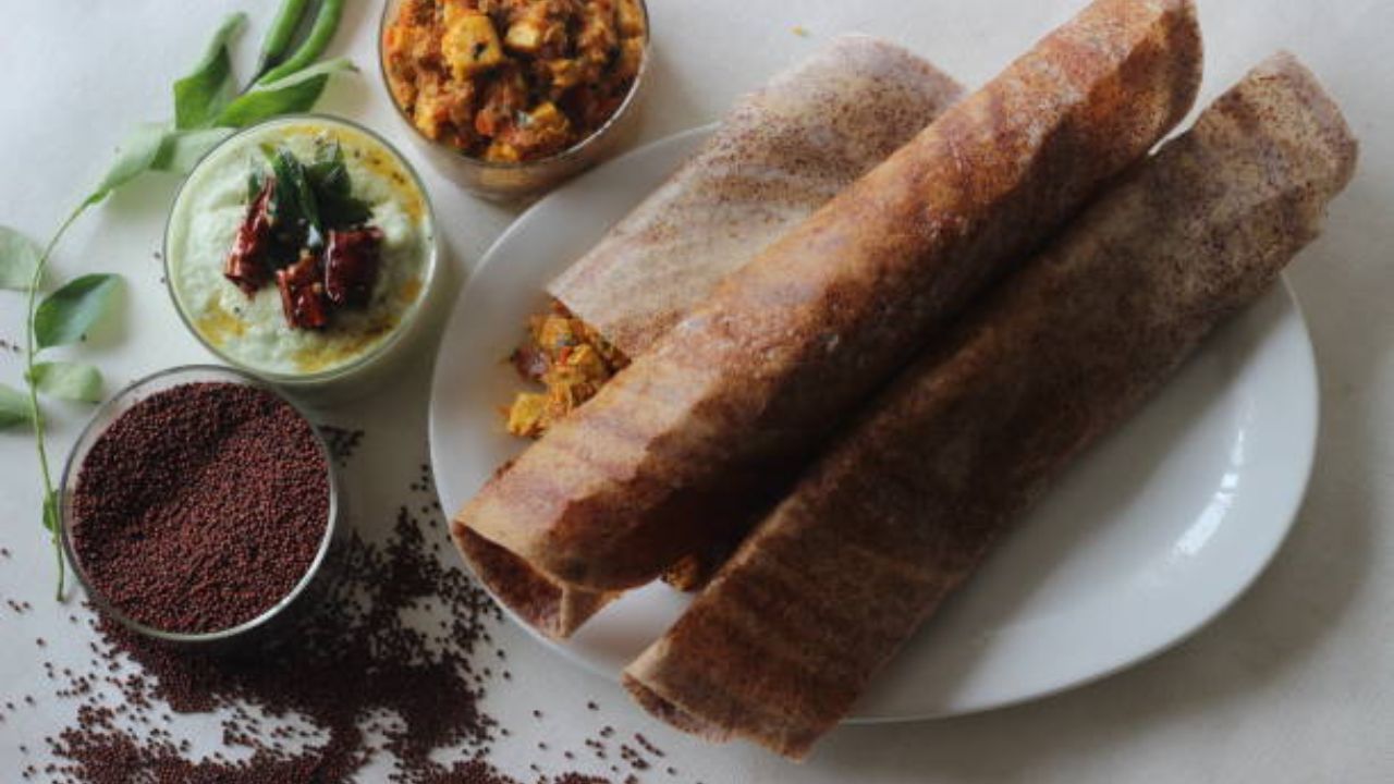 सकाळच्या नाश्त्यासाठी तुम्ही नाचणीच्या पीठापासून डोसा बनवू शकता. हा डोसा आरोग्यसाठी फायदेशीर ठरेल. तसेच नाचणीमध्ये असलेले पौष्टिक घटक आरोग्यसाठी गुणकारी आहेत.