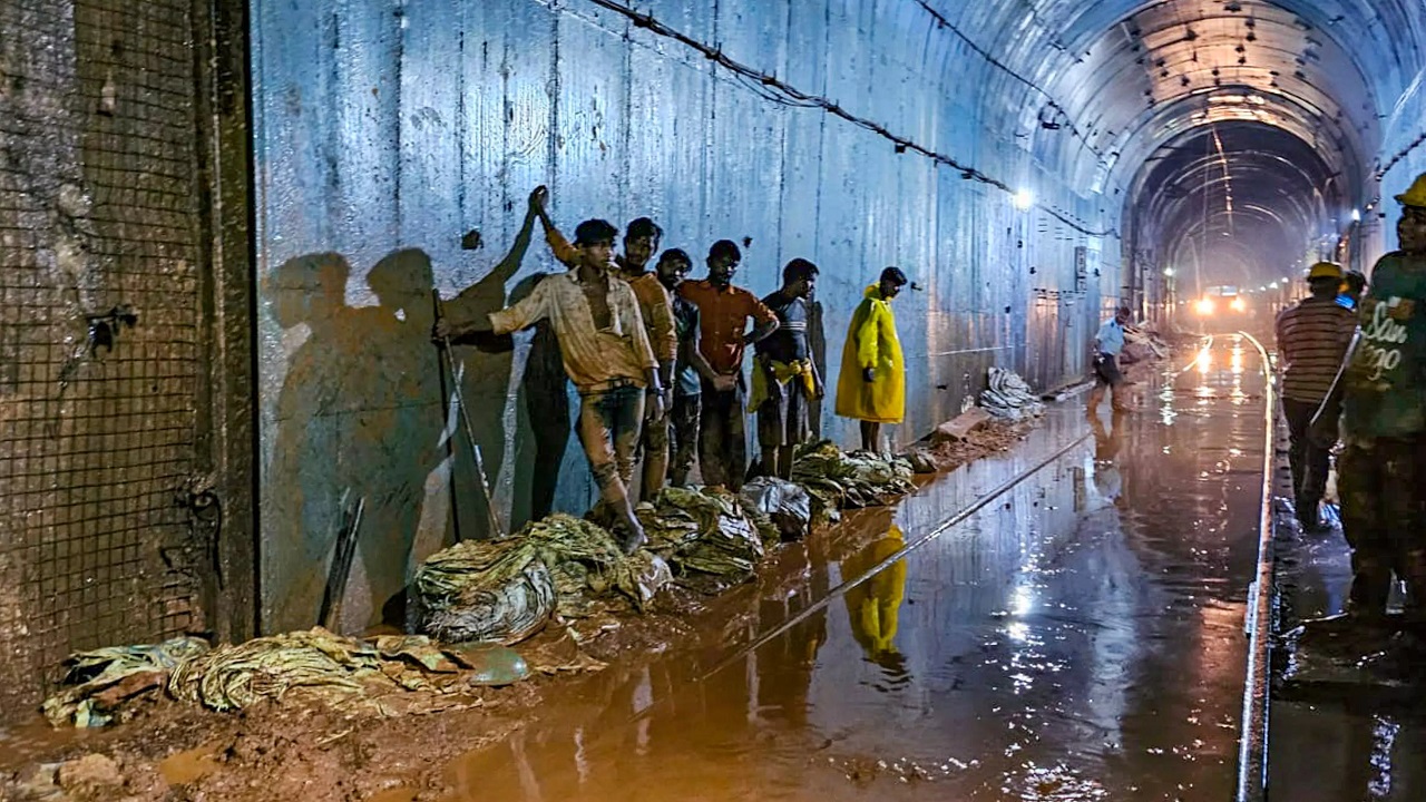 कोकण रेल्वे ठप्प, मुंबईकडे जाणाऱ्या ‘या’ ट्रेन रद्द
