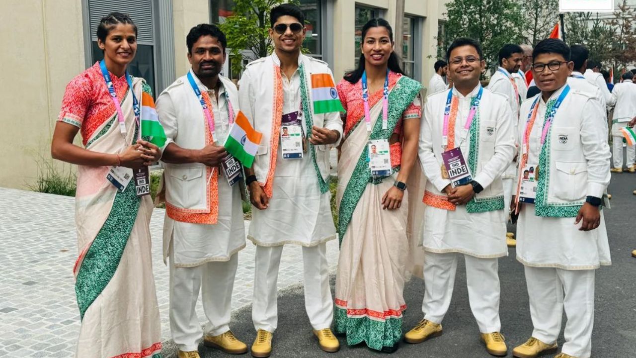  यंदा भारताचे सहा बॉक्सर ऑलिम्पिकमध्ये सहभागी झाले आहेत, यामध्ये चार महिला आणि २ पुरुषांचा सहभाग आहे. निशांत देव, निखत झरीन, लोव्हलीना, प्रीती पवार, जास्मिन, अमित पांघल या खेळाडू एका फोटोमध्ये दिसले. 