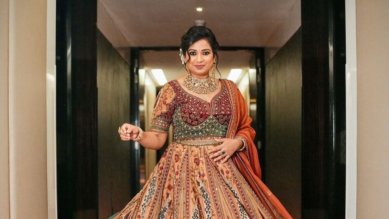 अनंत राधिका यांच्या लग्नामध्ये काल दिग्गज कलाकार उपस्थित होते, यावेळी श्रेया घोषाल सुद्धा या मेहफिलमध्ये होती. 
