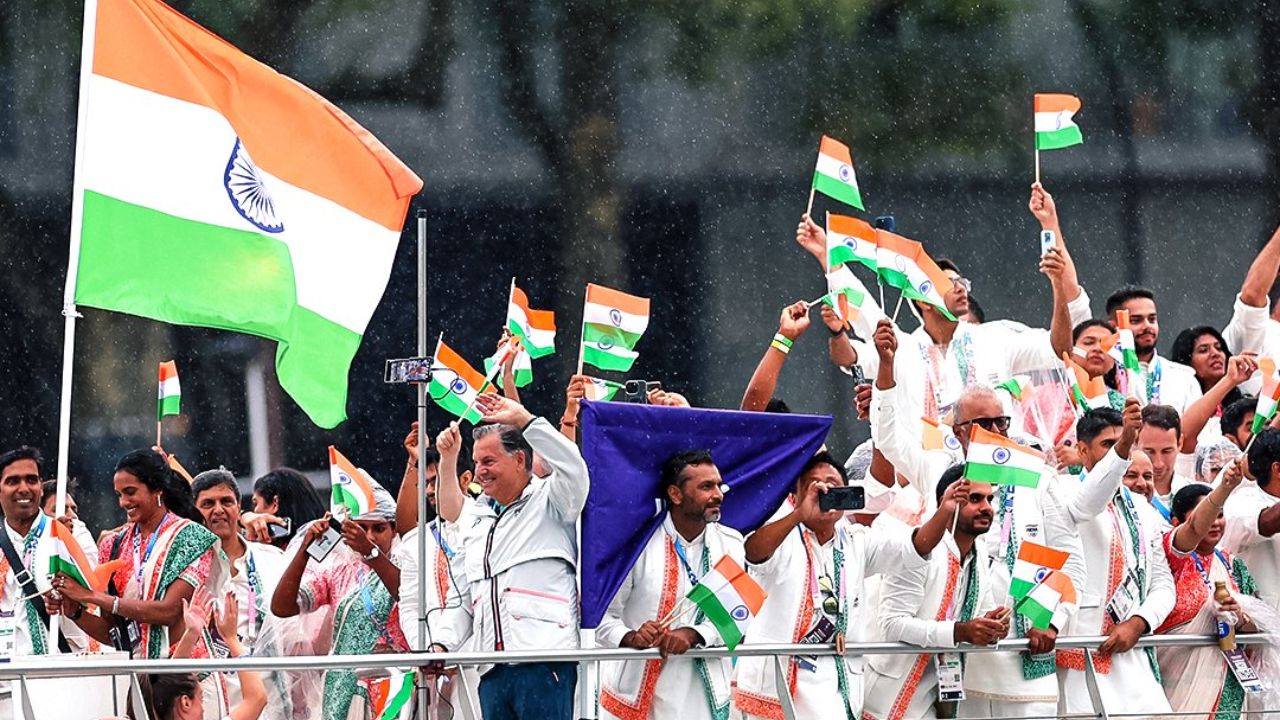 सीन नदीवरून पार करतानाचे अनेक फोटो भारतीय परिसमधील खेळाडूंचे व्हायरल होत आहेत, यामध्ये भारतीय संघाच्या सर्वांच्या हातामध्ये तिरंगा दिसत आहे. 