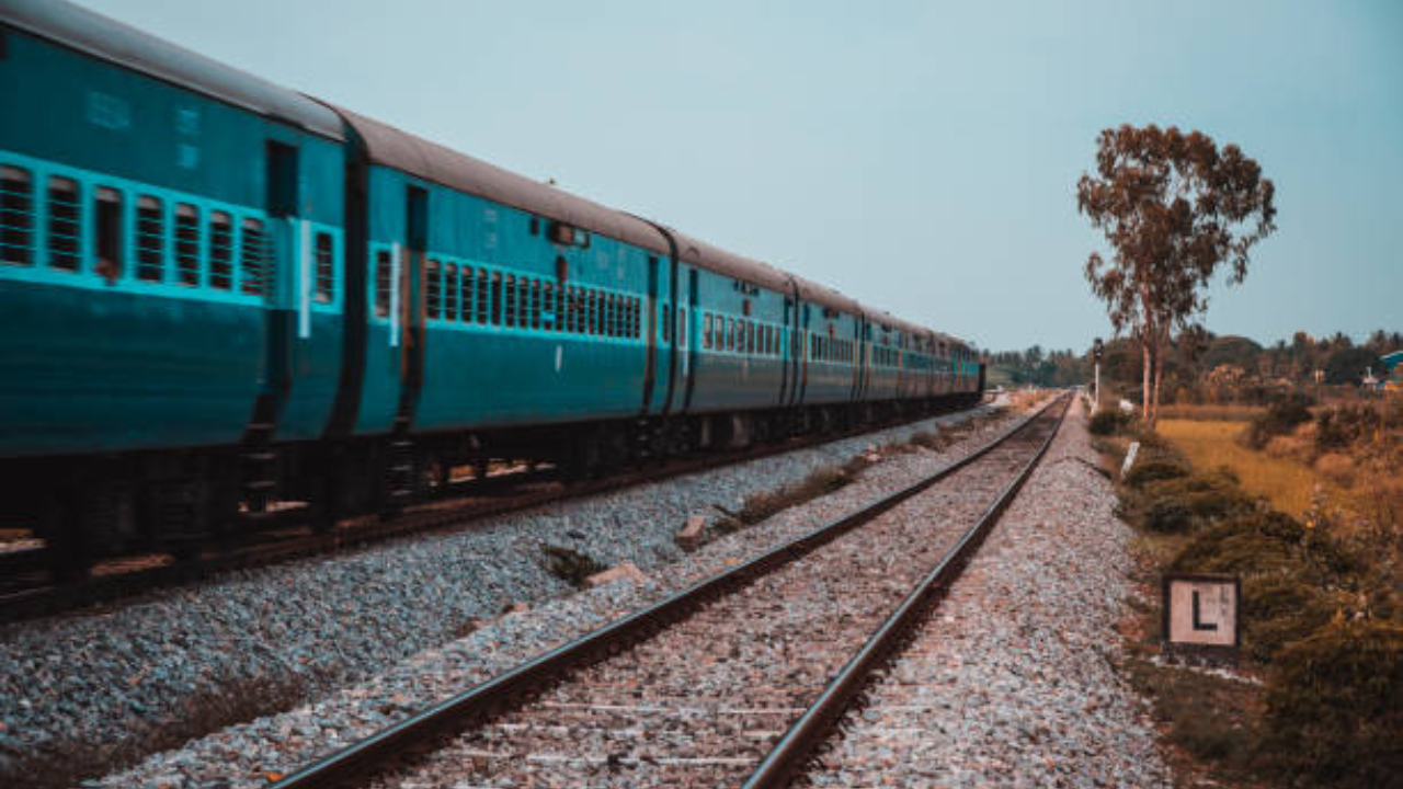वरीष्ठ नागरिकांना रेल्वेच्या तिकीट भाड्यामध्ये सूट मिळण्याची शक्यता सांगितली जात आहे 