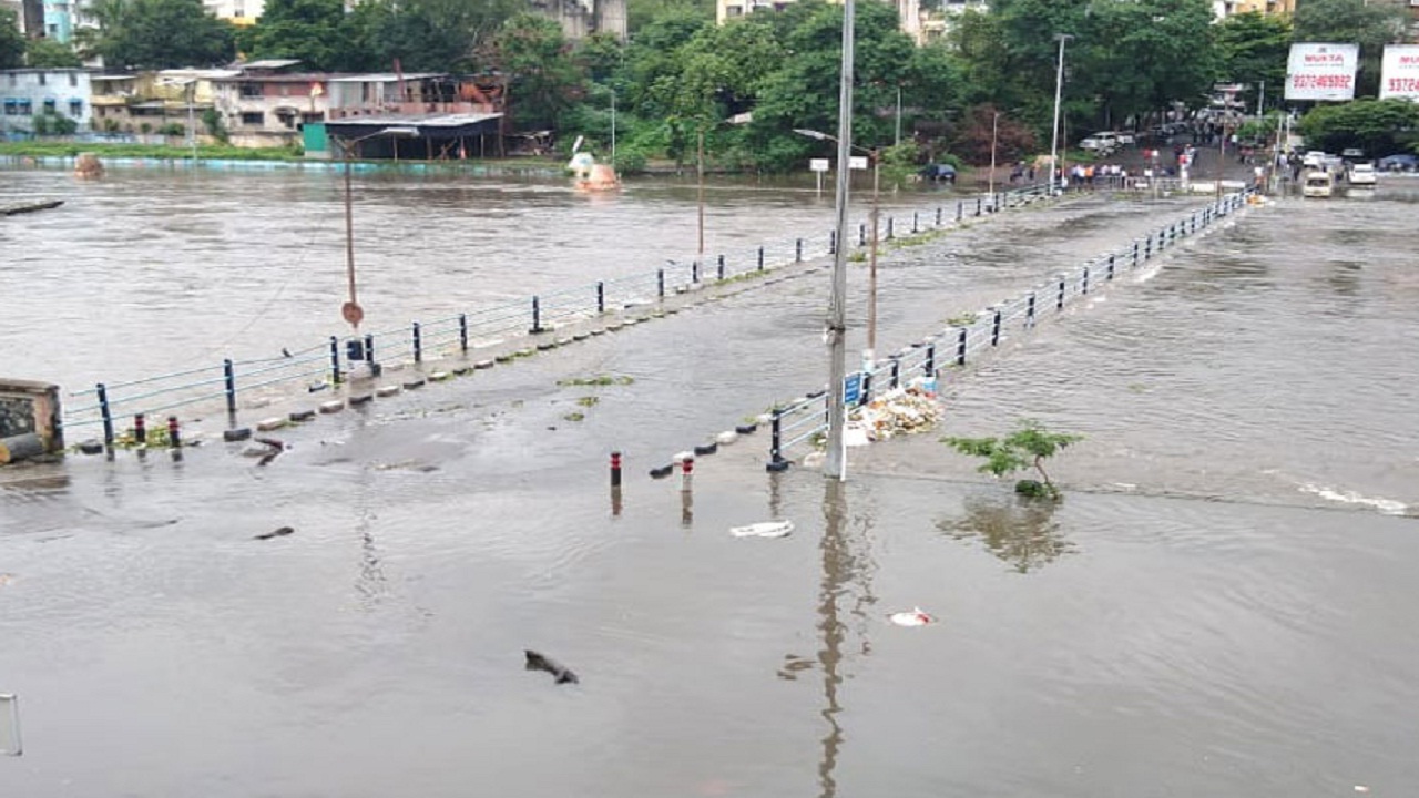 पुण्यातील अनेक पूल पाण्याखाली; पर्यटनस्थळांवर पुढील 24 तास बंदी