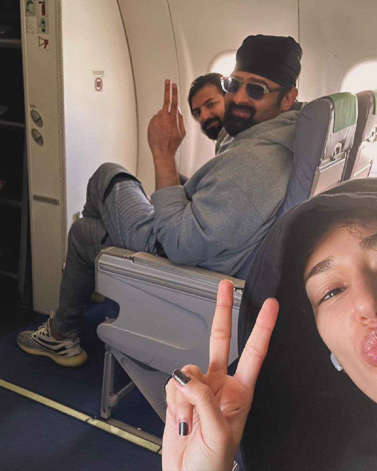 अभिनेत्री दिशा पटानीने चित्रपट कल्कीमधील मुख्य भूमिकेत असलेला प्रभाससोबत खास फोटो शेअर केला आहे.