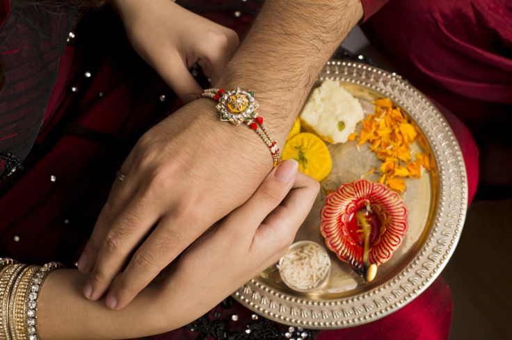 तुम्हालाही रक्षाबंधनाच्या दिवशी तुमच्या भावांना ऑनलाइन राखी पाठवायची असेल, तर तुम्ही पुढील वेबसाईटचा वापर करू शकता. येथे तुम्हाला राखी, भेटवस्तू, चॉकलेट्स आणि मिठाईचे अनेक पर्याय मिळतील. तुम्ही देशात किंवा परदेशातून ऑनलाइन राखीची डिलिव्हरी करू शकता. 