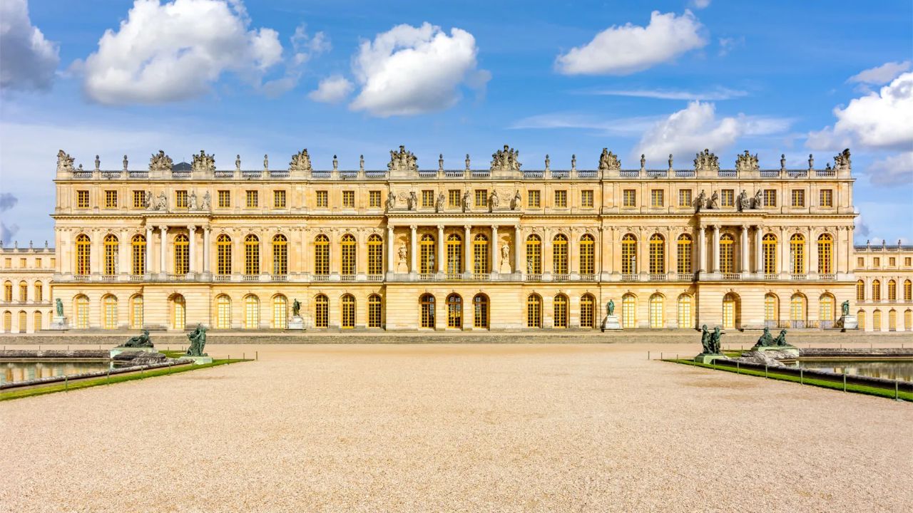 युनेस्कोने 45 वर्षांपूर्वी दिला हेरिटेज दर्जा, फ्रान्सचा व्हर्साय पॅलेस पर्यटकांसाठी अनेक अर्थांनी खास