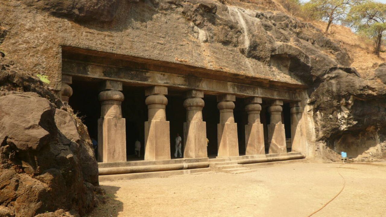 ऐतिहासिक एलिफंटा लेणी; आणि तिथली सर्वात आकर्षक भगवान शंकराची त्रिमूर्ती मूर्ती