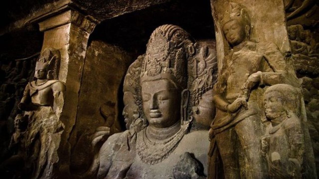 येथील मुख्य गुहेत एकूण २६ खांब आहेत. ज्यामध्ये भगवान शिव अनेक रूपात कोरलेले आहेत. यापैकी त्यांची त्रिमूर्ती सर्वात आकर्षक आहे. ज्यामध्ये त्यांची तीन रूपे दाखवण्यात आली आहेत.