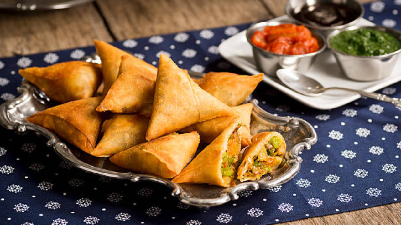 पावसाळ्यात बनवा चविष्ट आणि कुरकुरीत सामोसा! नोट करा रेसिपी