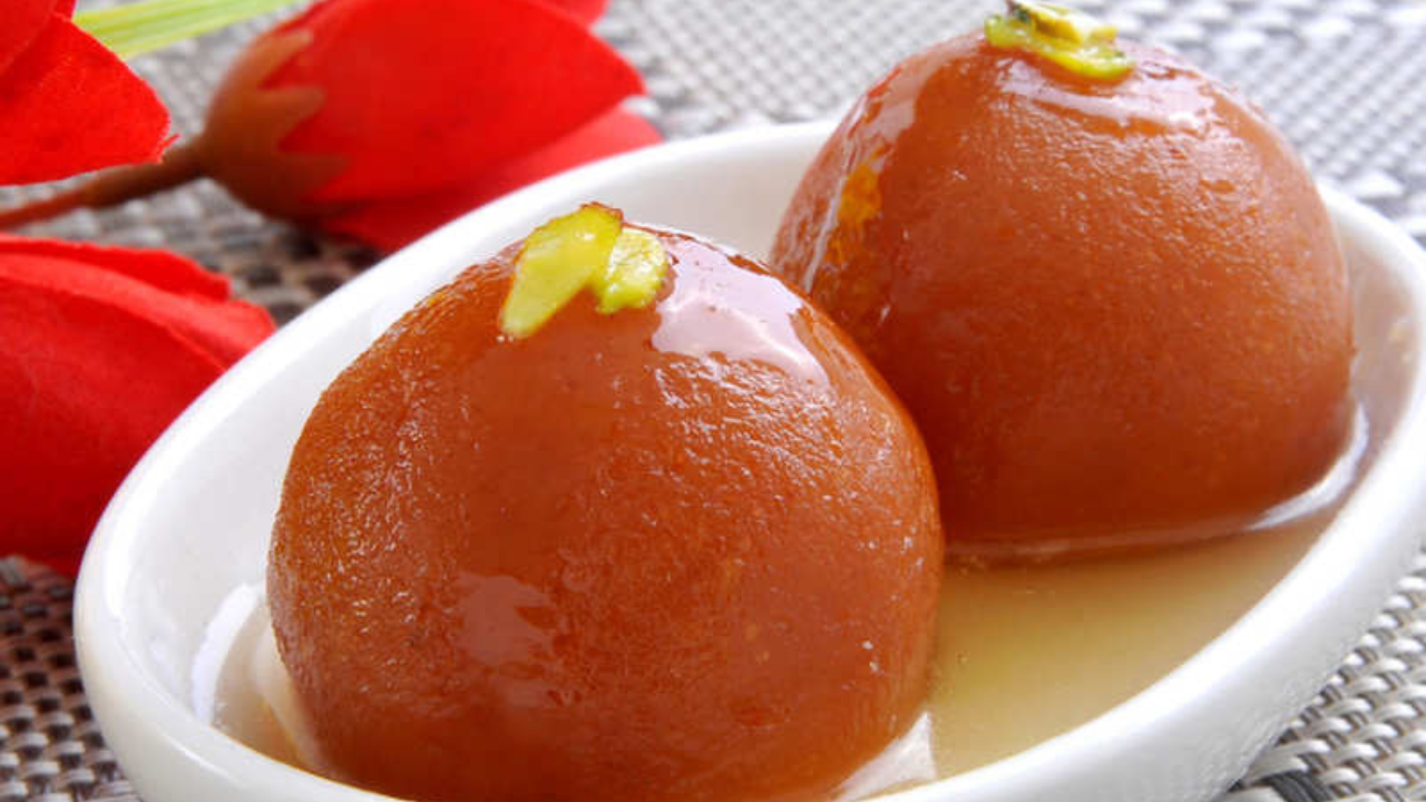 गुलाबजाम - नाव ऐकताच अनेकांच्या तोंडाला पाणी सुटणारा गुलाबजाम हा पर्शियांद्वारे भारतात आला. अनेक लग्नसोहळ्यात किंवा आनंदाच्या प्रसंगी आजही भारतात गुलाबजाम आणून याचा आस्वाद घेतला जातो . 
