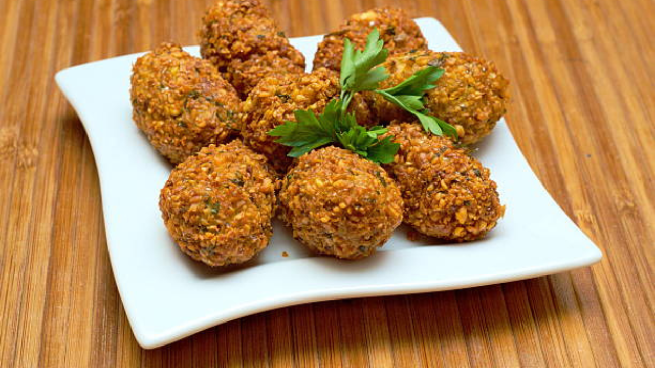 Monsoon Special: संध्याकाळच्या नाश्त्याला बनवा कुरकुरीत मूग डाळीची भजी! झटपट  तयार होईल रेसिपी