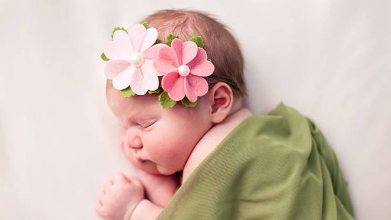 अमाया - तुम्हाला तुमच्या मुलीसाठी एक युनिक नाव हवे असल्यास तुम्ही अमाया या नावाची निवड करू शकता. या नावाचा अर्थ होतो रात्रीचा पाऊस.