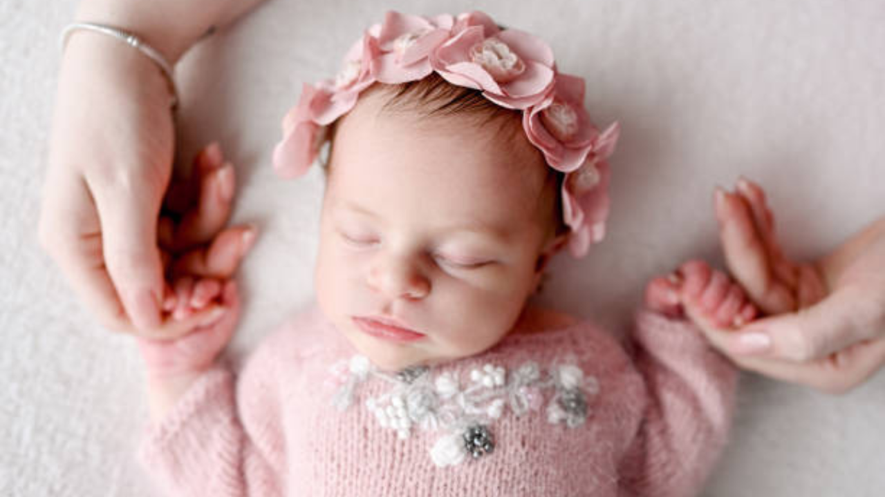 सरी - छोटेसे आणि क्युट नाव हवे असल्यास तुम्ही तुमच्या चिमुकलीचे सरी नाव ठेवू शकता. या नावाचा अर्थ पाऊस असा होतो.