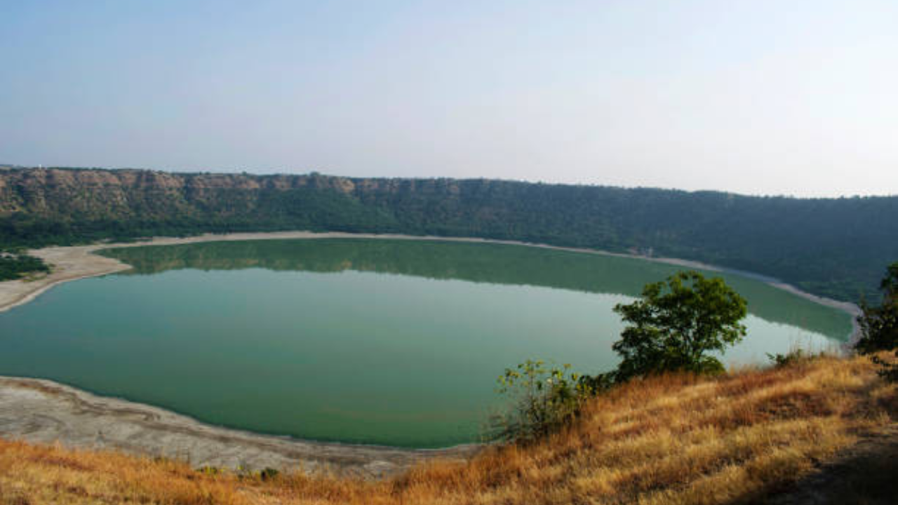 लोणार सरोवर परिसरात अनेक दुर्मिळ  खडक, खनिज, काचमनी, पाण्यावर तरंगणारे दगड सापडतात. इथे कोणतेही कंपास काम करत नाही 
