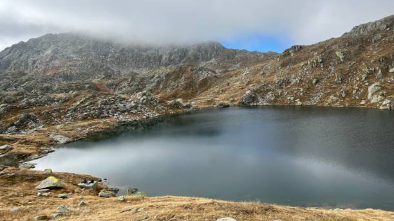 लोणार सरोवराचे पाणी जरी खारे असले तरी याच्या बाजूलाच एक खड्डा आहे ज्यात गोड पाणी मिळते. 
