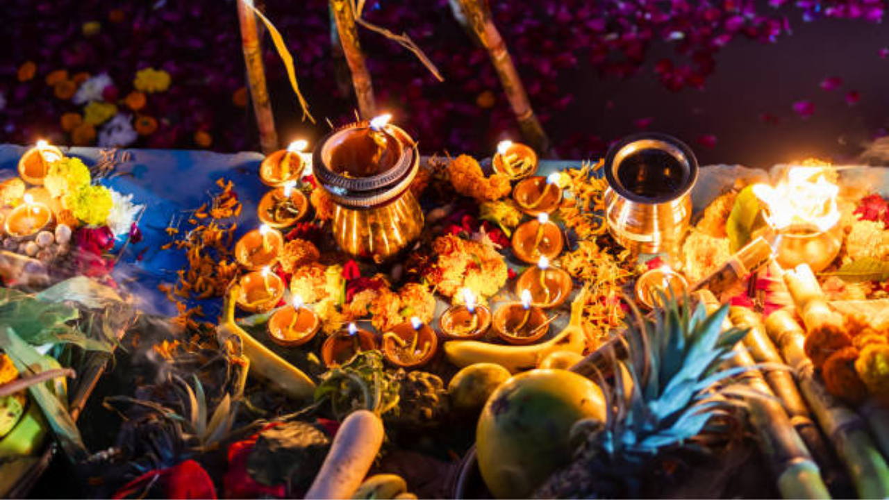 धार्मिक मान्यतेनुसार, श्रावण महिन्यात भगवान शंकर आणि माता पार्वतीची पूजा केल्याने विवाहित महिलांना अखंड सौभाग्य लाभते आणि आशीर्वाद मिळतात
