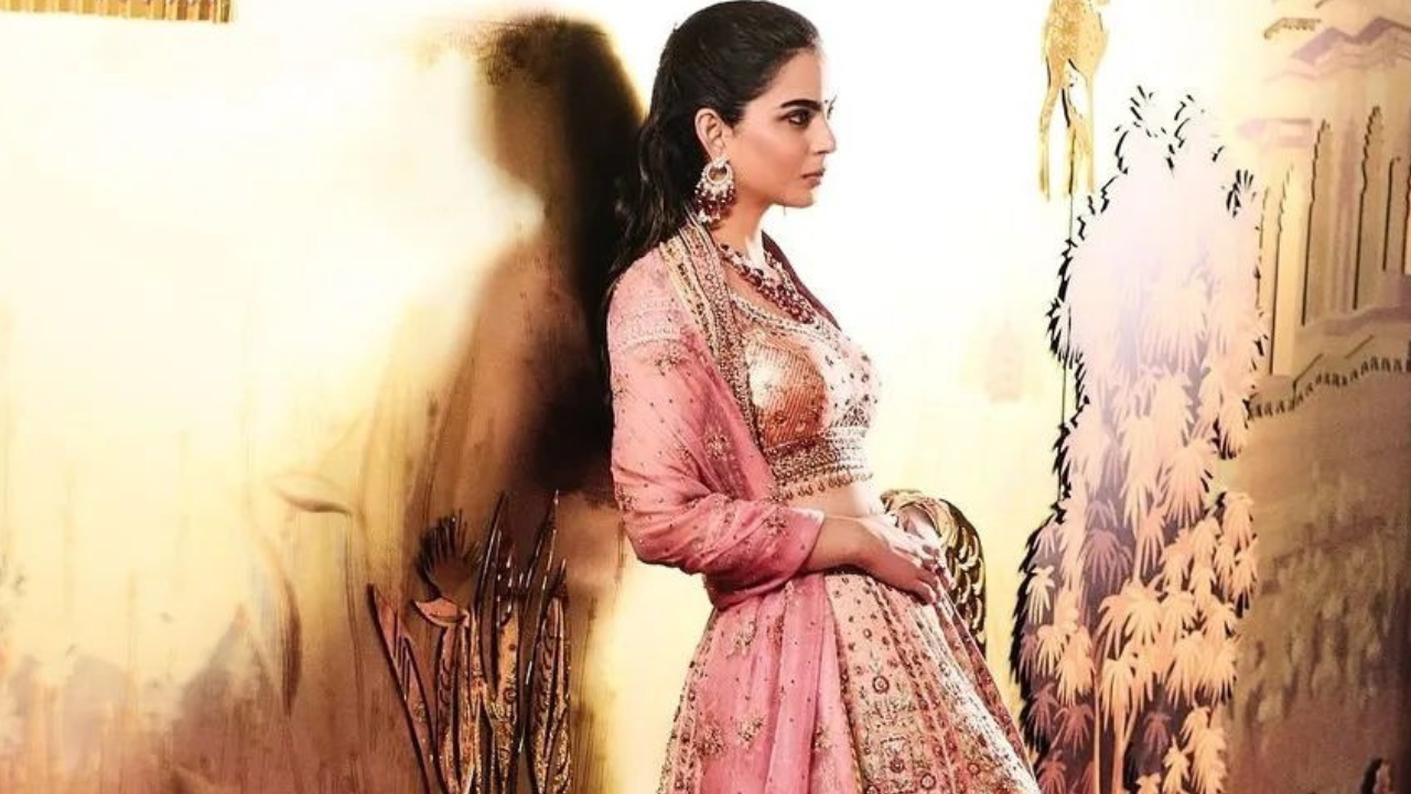 ईशाने यावेळी हँडक्राफ्टेड लेहंगा घातला असून त्यावर संपूर्णकतः जरदौसी वर्क करण्यात आले होते 
