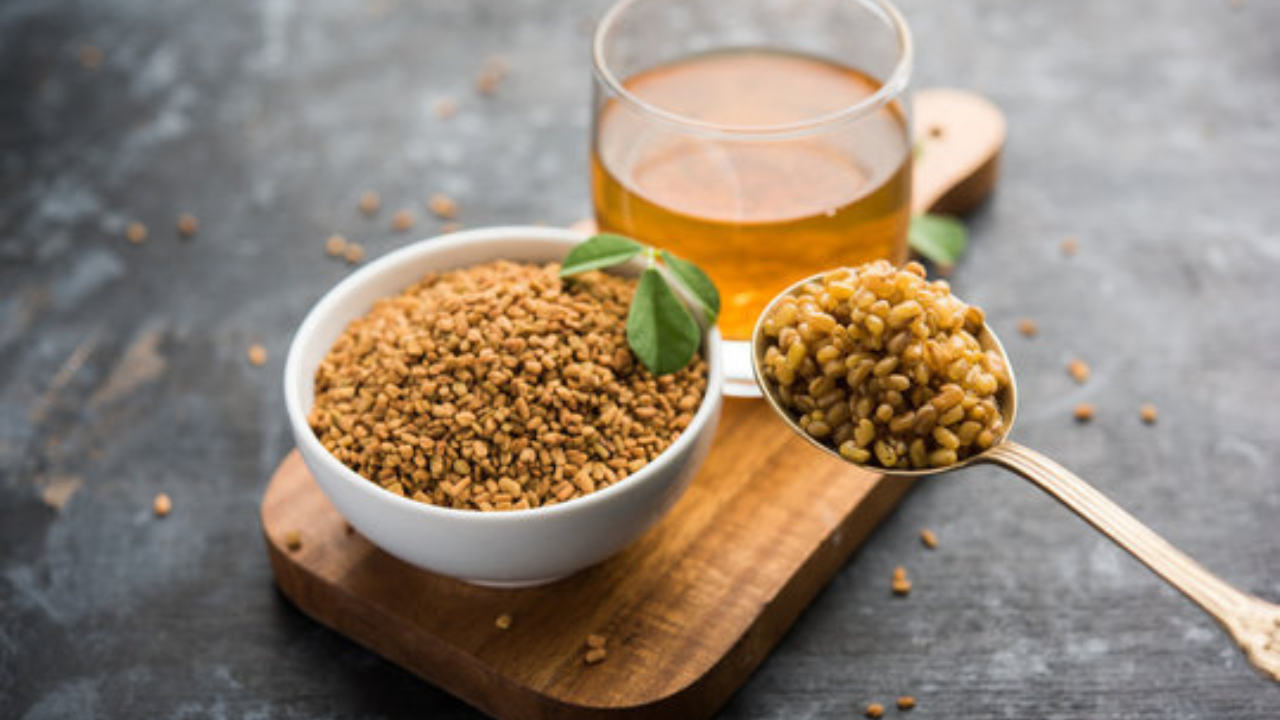 मेथीच्या दाण्याचे पाणी (फोटो सौजन्य - iStock)