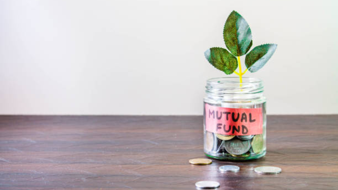 SIP म्हणजे पद्धतशीर गुंतवणूक योजना. म्युच्युअल फंडात गुंतवणूक करण्याचा हा एक सोपा आणि फायदेशीर मार्ग आहे.