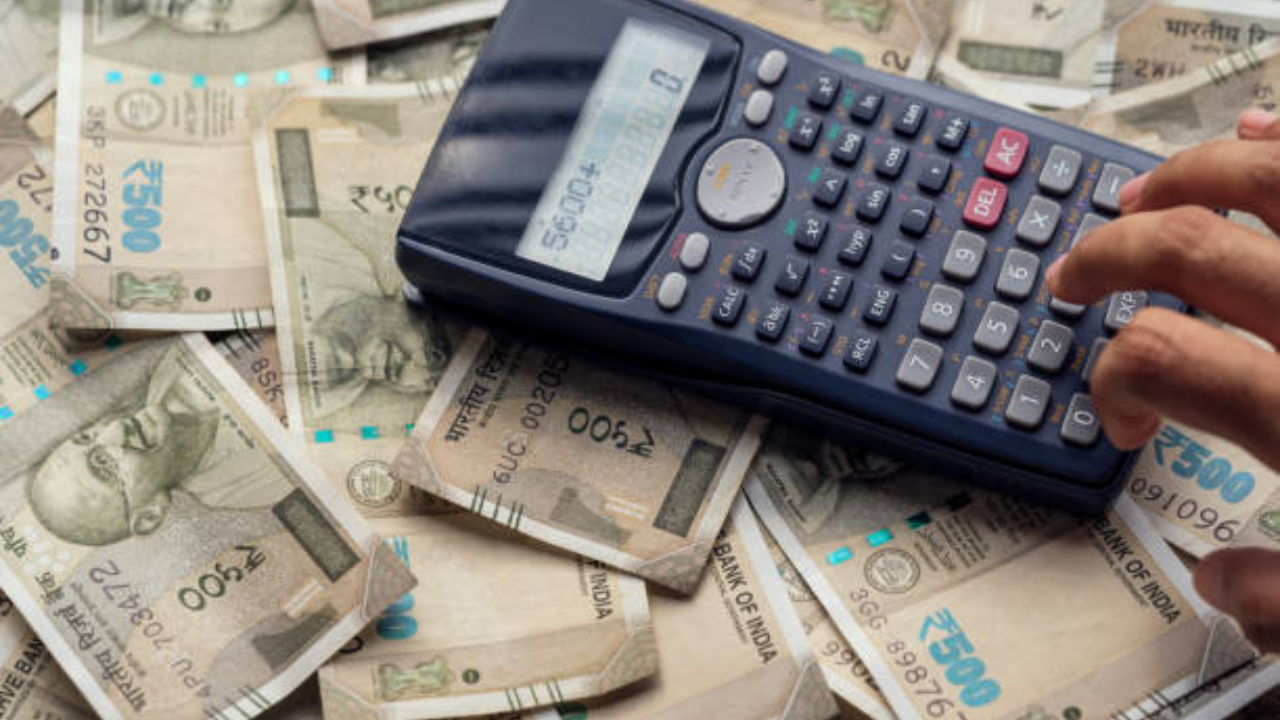 SIP मध्ये गुंतवणूक करणाऱ्यांना थेट बाजारातील जोखीम सहन करावी लागत नाही, यासाठी थोडा अभ्यास करून तुम्ही गुंतवणूक करावी